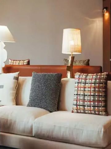 Gemütliche Lounge-Ecke mit Sofa und stilvollen Kissen im Hotel