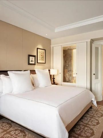 Helles Hotelzimmer mit großem Doppelbett und klassischem Dekor