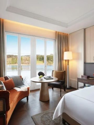 Luxuriöses Zimmer mit Seeblick und eleganter Sitzgelegenheit