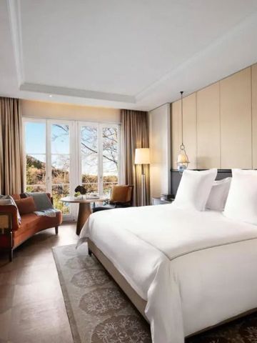 Geräumiges Zimmer mit modernem Design und Blick auf die Landschaft