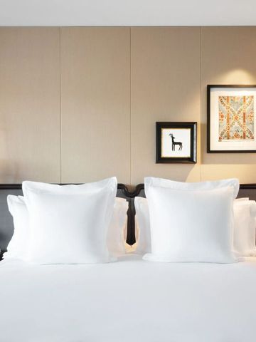Modernes Hotelzimmer mit luxuriösem Bett und Wandkunst