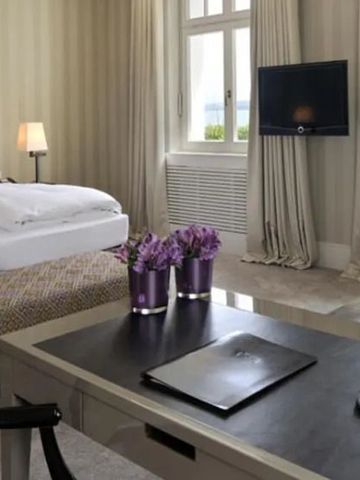 Geräumiges Zimmer mit Schreibtisch und Blick auf den Bodensee