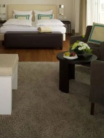 Gemütliches Hotelzimmer mit Sitzbereich und Teppichboden