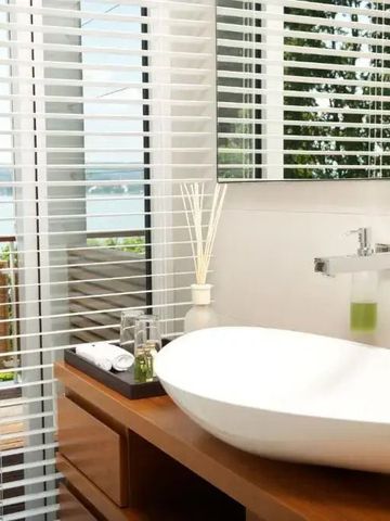 Modernes Badezimmer mit Ausblick auf den Bodensee