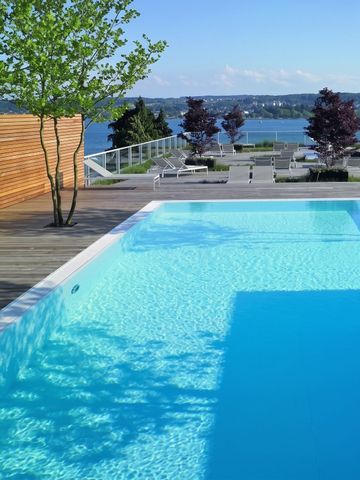 Infinity Pool mit Blick auf den Bodensee