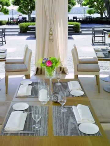 Restaurantterrasse mit Seeblick