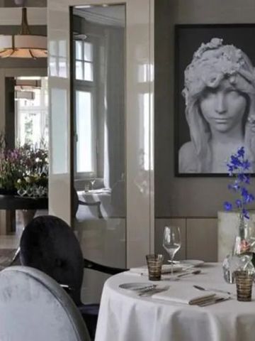 Elegantes Interieur eines Hotelrestaurants mit Kunst