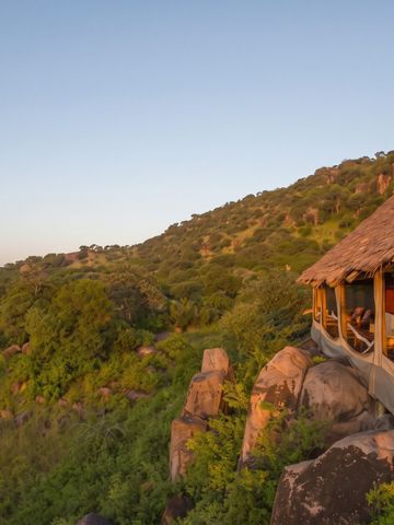 Bungalow auf Felsen in der Serengeti mit Fernblick über die Landschaft