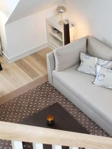 Gemütlicher Sitzbereich mit Sofa und dekorativen Kissen