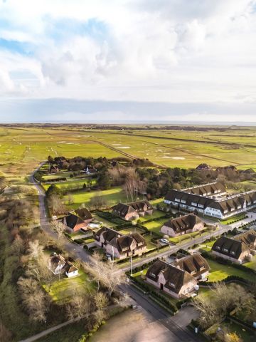 Luftaufnahme der idyllischen Landschaft und Architektur des Resorts auf Sylt