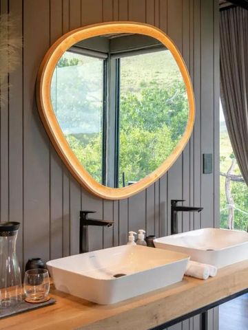 Modernes Badezimmer mit zwei Waschbecken und großem Spiegel