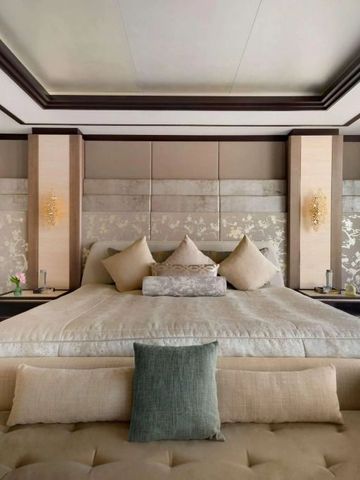 Stilvolles Schlafzimmer mit luxuriöser Einrichtung im Hotel Shangri-La The Shard.