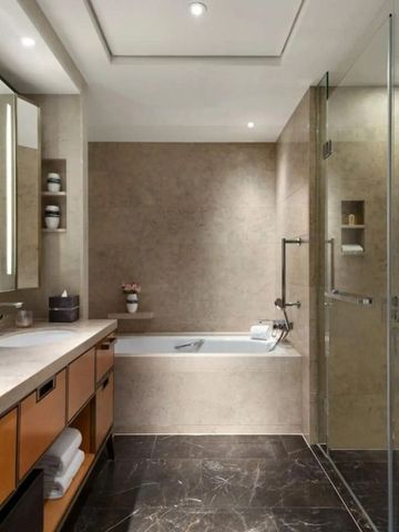 Elegantes Badezimmer mit Badewanne und moderner Dusche im Shangri-La The Shard