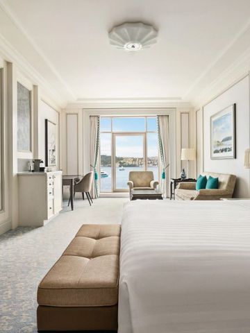 Helles Zimmer mit Blick auf den Bosporus und eleganter Einrichtung
