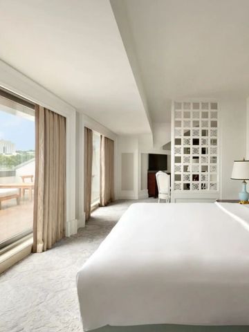 Modernes Hotelzimmer mit privater Terrasse und weitem Ausblick.
