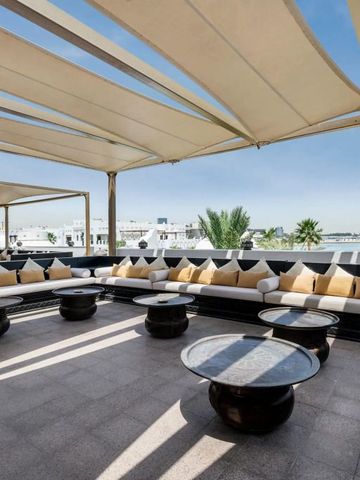 Große Terrasse mit bequemen Sitzgelegenheiten und Blick auf die Umgebung.
