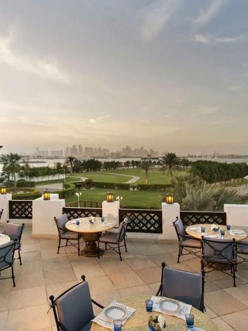 Terrasse mit Blick auf das Meer und Doha Skyline im Hintergrund