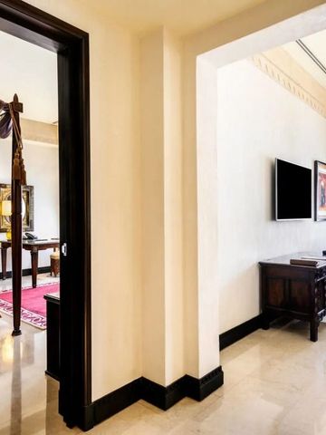Elegantes Zimmer mit Blick auf Schlaf- und Wohnbereich