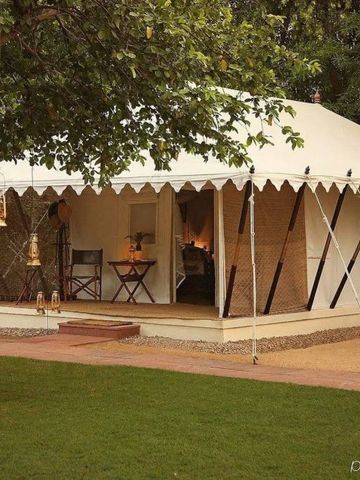 Luxuriöses Safari-Zelt in einem grünen Garten