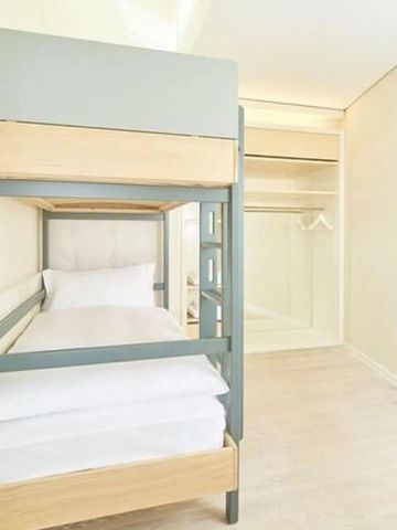 Hotelzimmer mit Etagenbett und geräumigem Kleiderschrank