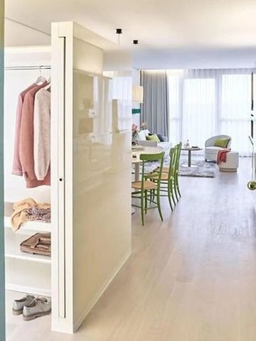 Helles Hotelzimmer mit modernem Dekor, kleinem Essbereich und gemütlicher Sitzecke