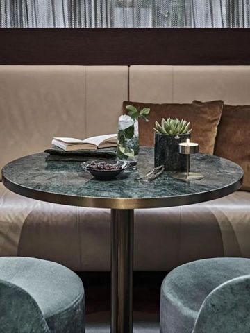 Elegante Lounge mit Marmortisch und stilvollen Dekorationen
