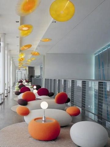 Moderne Lounge mit bunten Sitzgelegenheiten und eleganten Lichtelementen