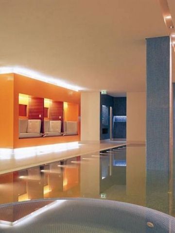 Moderner Pool mit bunten Wandakzenten und beleuchtetem Design