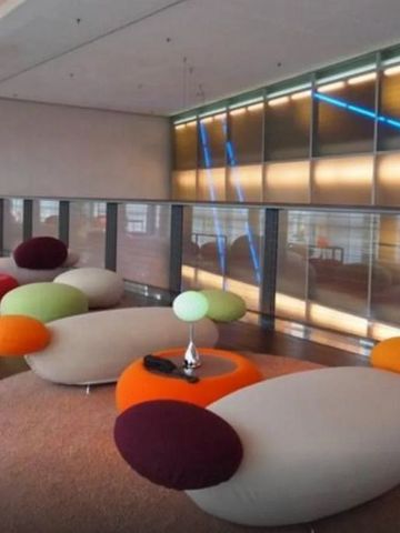 Moderne Design-Lounge mit bunten Sitzgelegenheiten und innovativer Beleuchtung