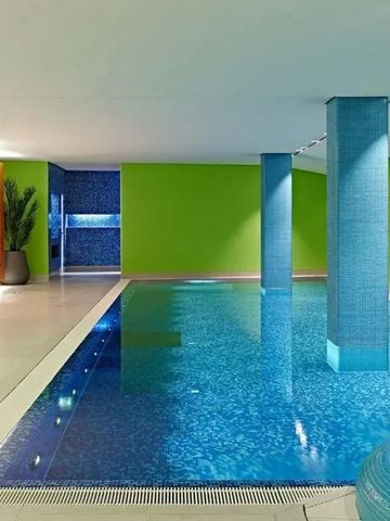 Poolbereich mit blauem Mosaik und farbenfrohen Wänden