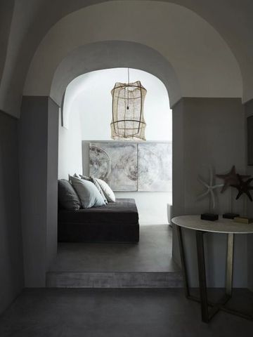 Moderner Loungebereich mit Kunstwerken und stilvoller Dekoration