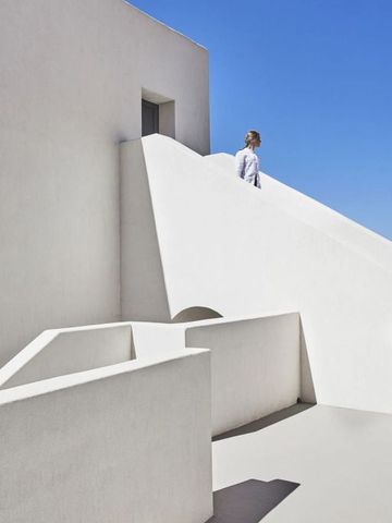 Moderne, minimalistische Architektur mit weißen Linien und blauer Himmel