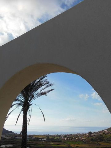 Ausblick durch einen modernen Torbogen auf Meer und Landschaft