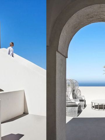 Weiße Architektur mit Blick auf das Meer und eine Palme im Hintergrund