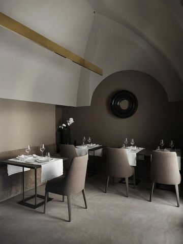 Elegant gedecktes Restaurant mit modernen Möbeln und gewölbter Decke