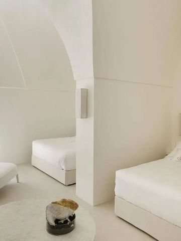 Helles Schlafzimmer mit zwei Betten und gewölbter Decke