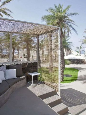 Lounge im Freien mit Palmen und Meerblick