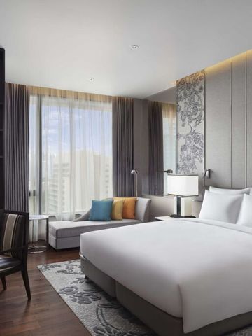 Elegantes Hotelzimmer mit stilvollen Möbeln und großen Fenstern