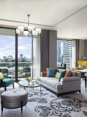 Suite mit modernen Möbeln, einem Balkon mit Stadtblick und stilvollem Dekor.