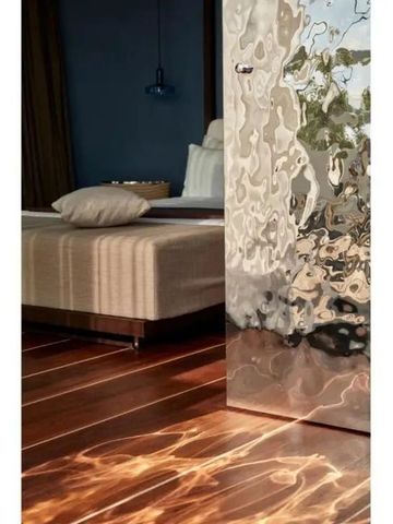 Elegantes Schlafzimmer mit stilvollem Lichtspiel und modernen Designelementen
