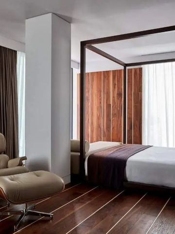 Luxuriöses Zimmer mit Holzakzenten und modernem Aufbau im Hotel