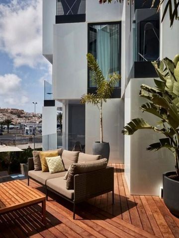 Moderne Terrasse des NH Collection Ibiza mit bequemen Sofas und Pflanzen