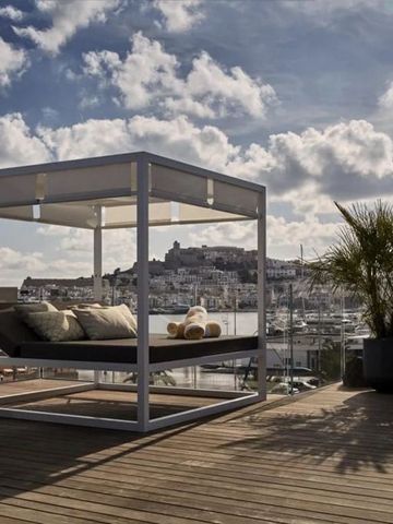 Dachterrasse mit Liegebereich und Blick auf Ibiza-Stadt