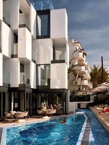 Moderne Poollandschaft vor dem Hotel NH Collection Ibiza
