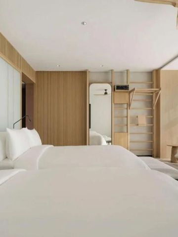 Doppelzimmer im SIRO One Za’abeel mit zwei Betten und geschmackvollem Interieur.