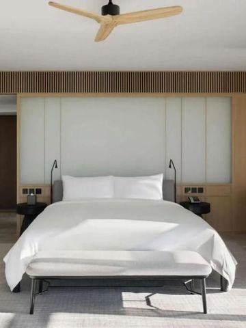 Modernes Hotelzimmer in Dubai mit schickem Interieur und bequemen Bett.