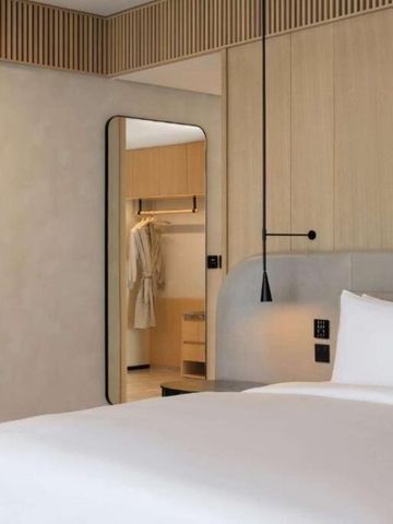 Elegantes Hotelzimmer mit modernem Design und Spiegelwand