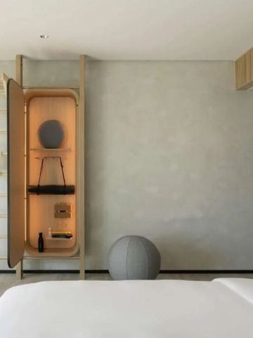 Minimalistisch eingerichtetes Hotelzimmer mit kleinem Schrank