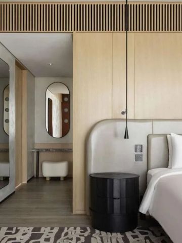 Geräumiges Hotelzimmer mit modernem Dekor und komfortablem Bett