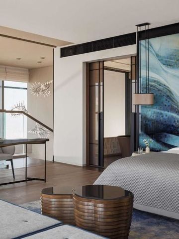 Luxuriöses Zimmer mit Kunst an der Wand und stilvollem Mobiliar